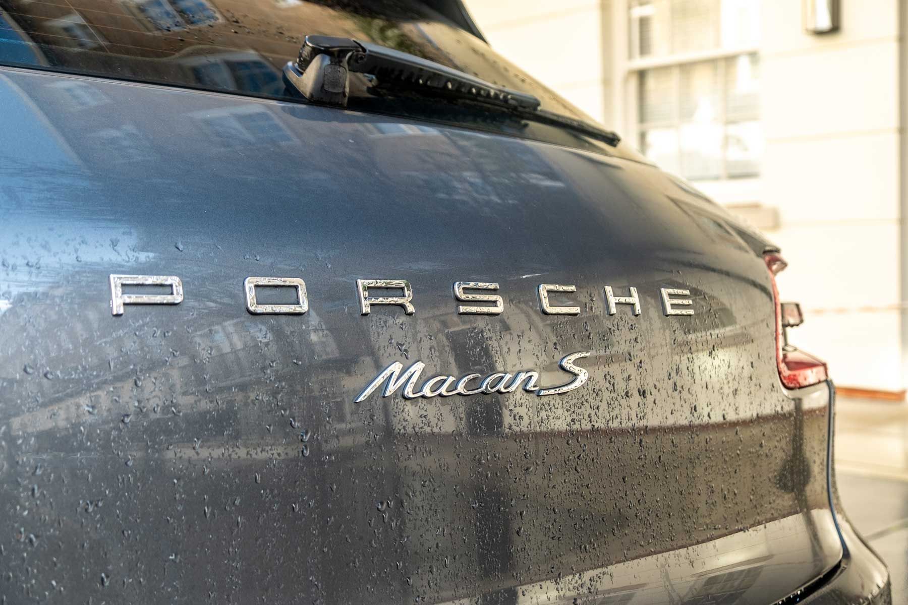 Rear lettering of a grey Porsche Macan S