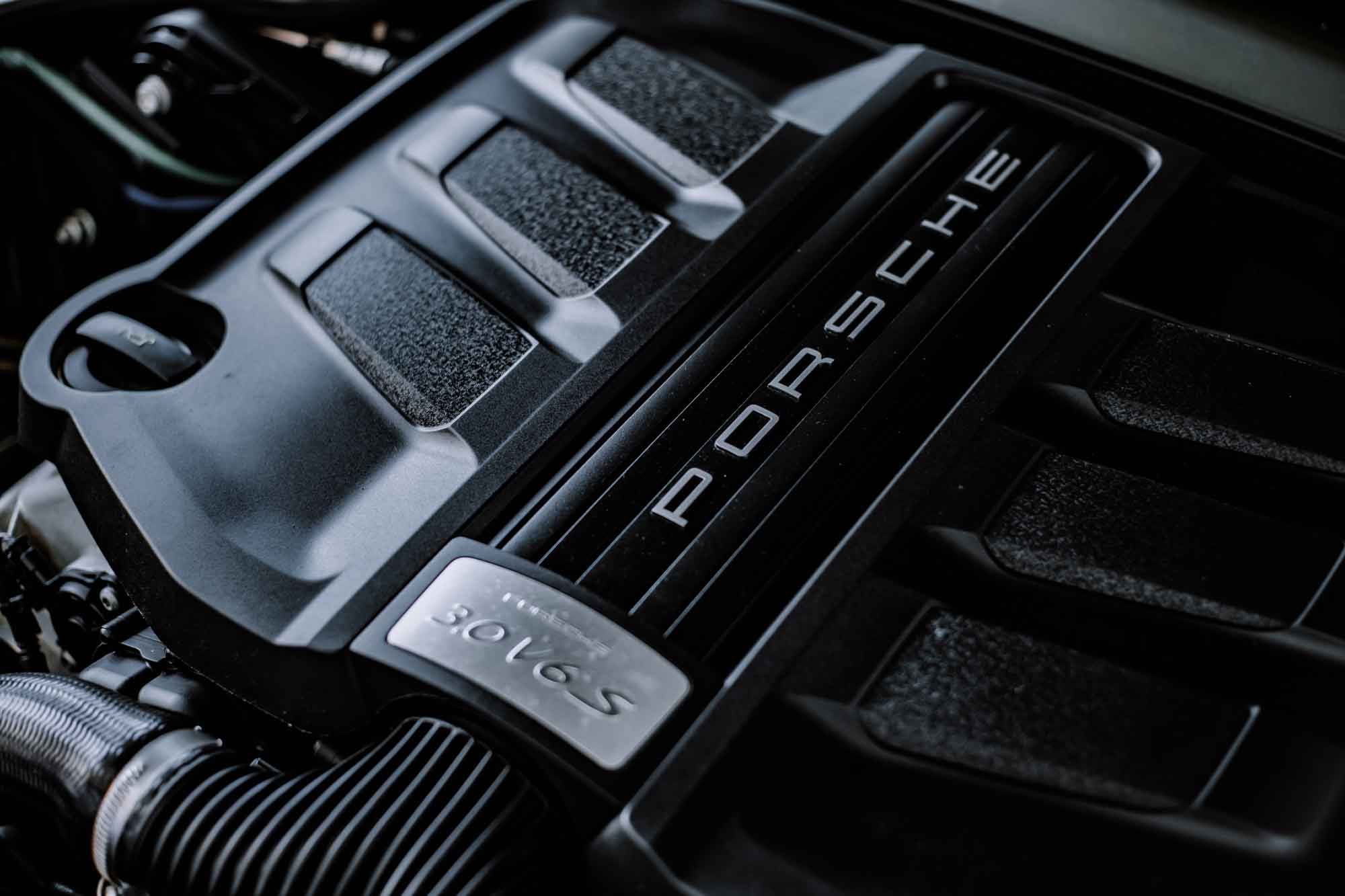 Engine cover of a Porsche 3.0 V6 S engine